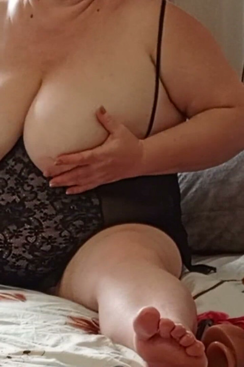 A Neighbor with a Big Ass, a Hairy Cunt and Huge Tits Staged a Sex Show
