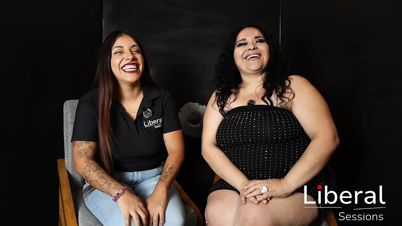 BBW SUCKS THE DICK OF TWO GUYS IN GLORY HOLE