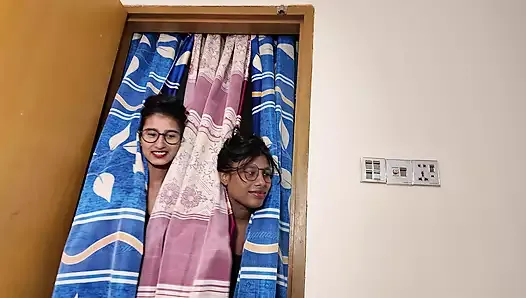 Des MILF indiennes chevauchent la bite de leur petit copain dans un trio érotique