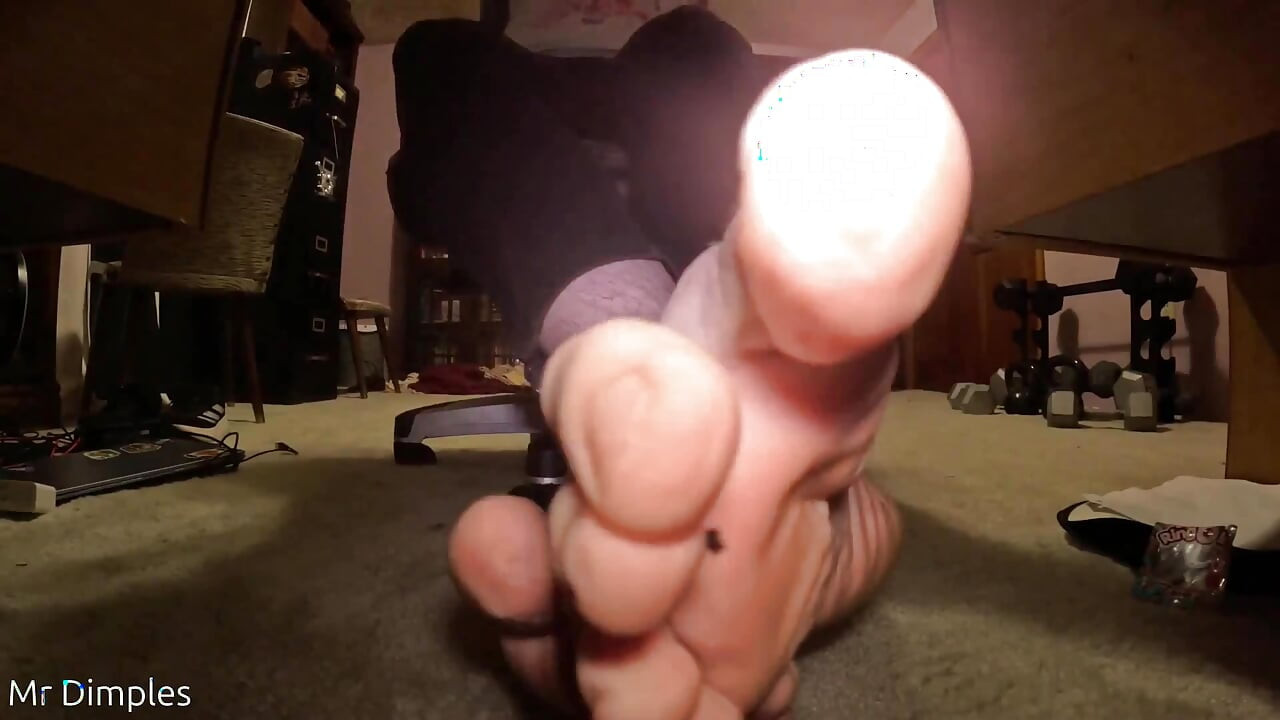 Поклоняйся моим ступням, пока я играю!