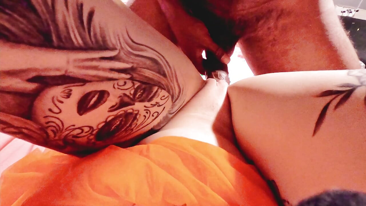 Jedenje sperme iz holandske krofne