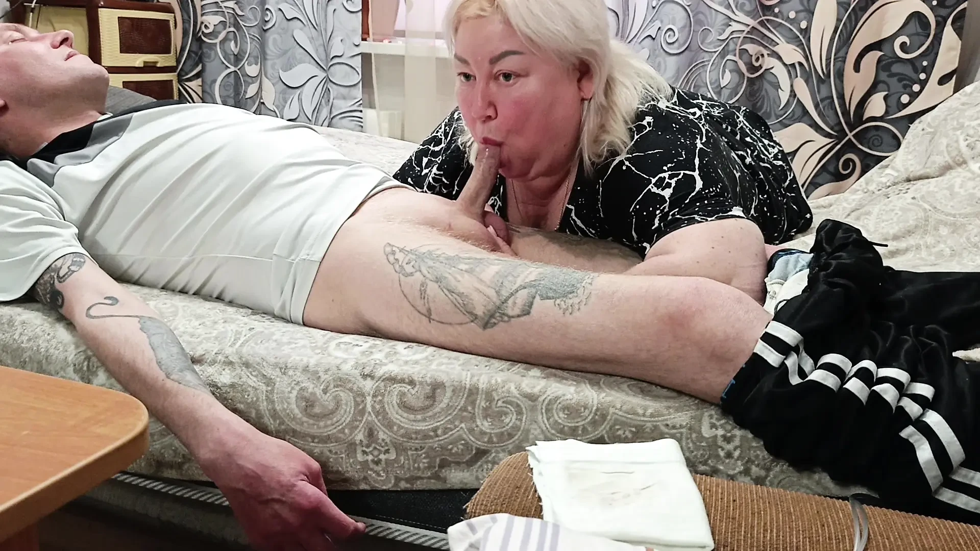 Filling stepmom’s mouth with lots of cum