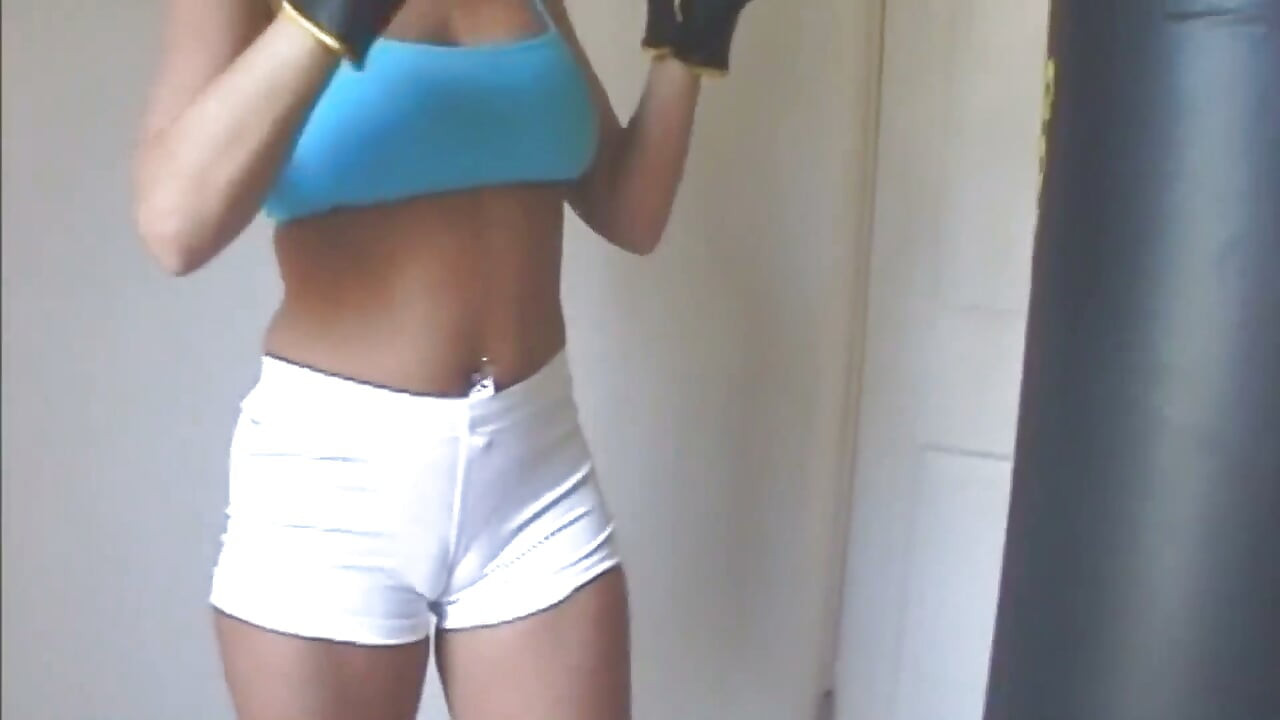Vollbusige blondine bekommt ihr cameltoe von Personal trainer crush gefickt