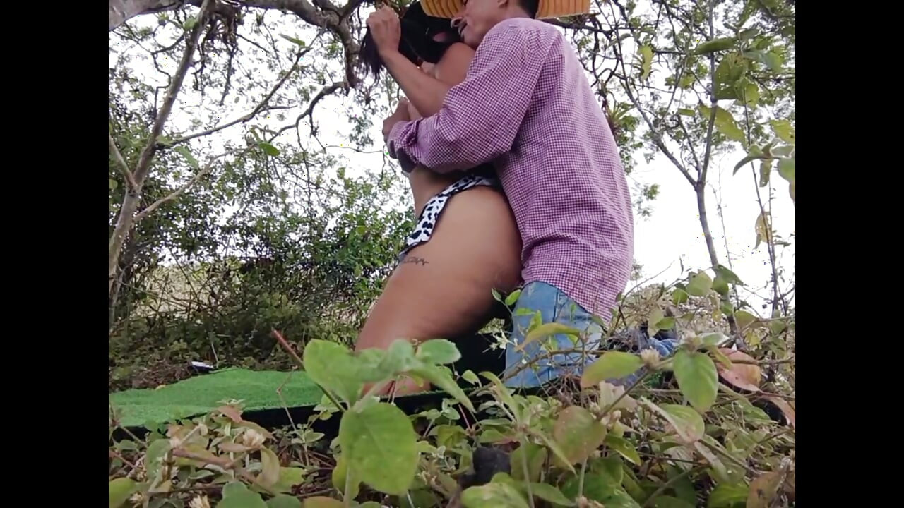 Rural padrasto fode sua enteada peituda e rabuda no campo.