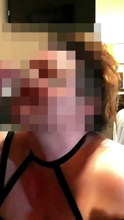 Yüzüme boşalmak için dizlerimin üstüne oturmadan önce patronuma büyük orta yaşlı seksi kadın göğüslerimi gösteriyorum | Klip 1