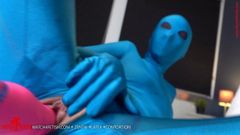 Napalona lalka zentai zepsuta swoimi nowymi zabawkami do orgazmu