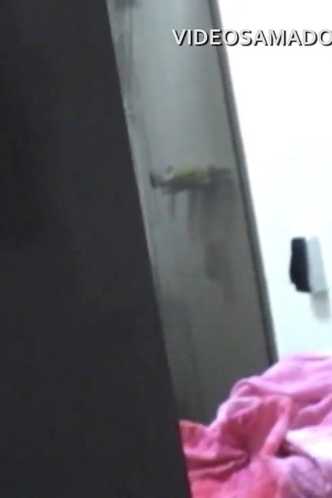 Hjemmevideo af pige, der barberer sin fisse i brusebadet