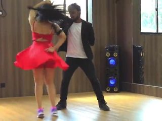 Atriz cingalesa Nehara Peiris dança sexy