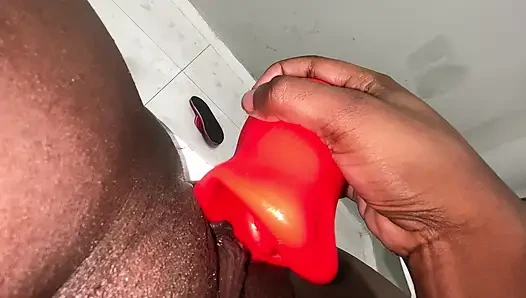 Bu azgın sürtüğün deli gibi boşalana kadar amını nasıl parçaladiğini izleyin