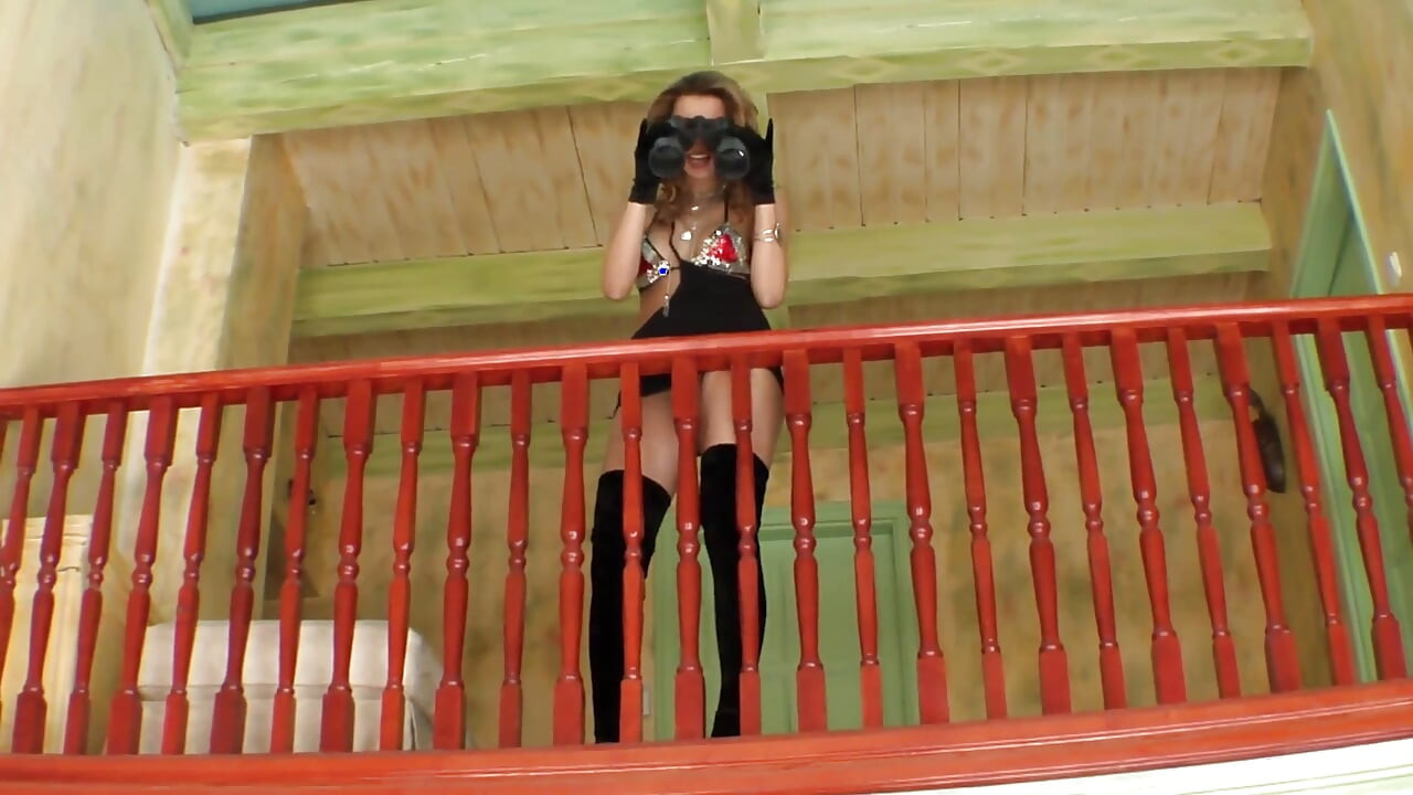 火辣黑髮女郎把一根香蕉塞進她的貓咪