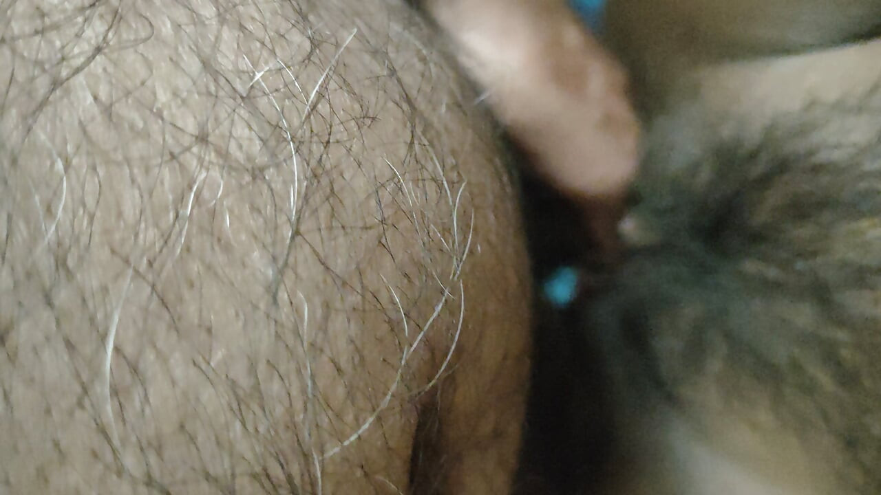 Fodendo a namorada do amigo e lambendo a buceta