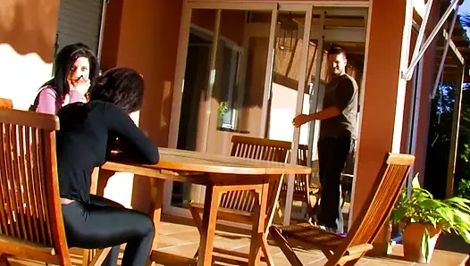 Glückspilz knallt zwei junge schlampen am poolrand