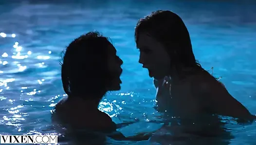 VIXEN - Janice Griffith und ivy wolfe schleichen sich für nächtlichen pool-spaß in den garten
