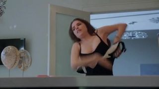 Anna Kendrick revelando seu sutiã preto sexy