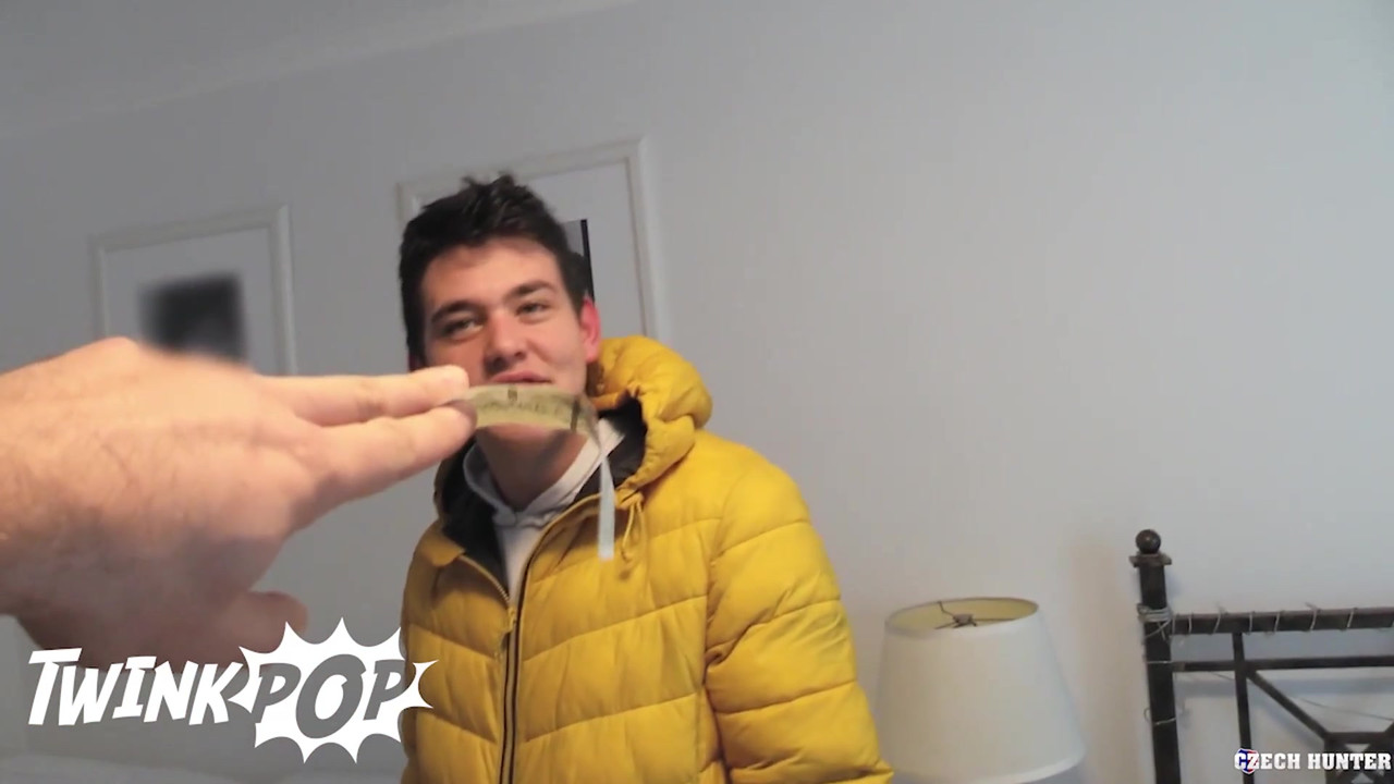 他在去买烟的路上遇到了一个愿意给他额外爱的男人 - twink pop