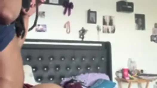 Adik tiri bangunin aku untuk waktu orang tua lagi kerja