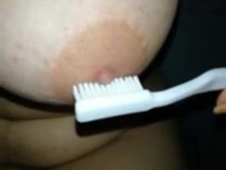 Núm vú của tôi với bàn chải đánh răng 1