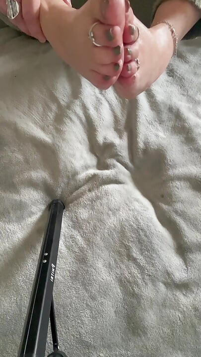 8 دقائق من السعادة النقية أمام أقدامي الجميلات