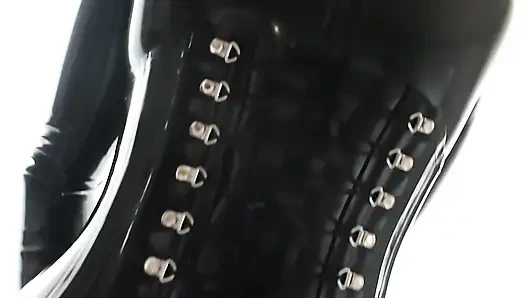 Büyük memeli lateks catsuit ve yüksek topuklu ayakkabılar