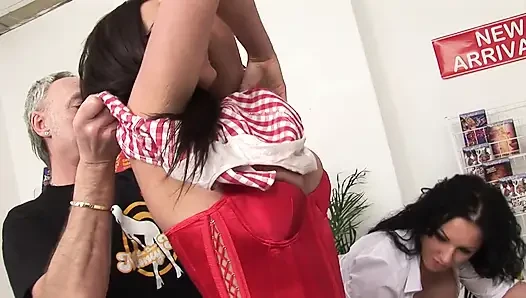 Gözlüklü azgın sürtük arkadaşlarını sikişmeye ve yarak emmeye davet ediyor