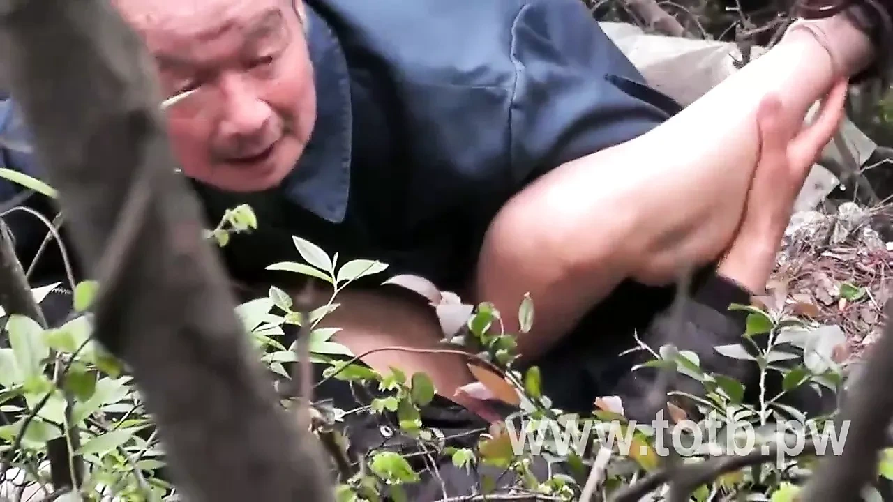 爷爷和女人在森林里