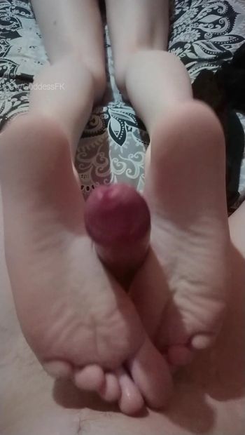 Sexy novia británica hace explotar la polla de sus novios después de un sensual footjob.