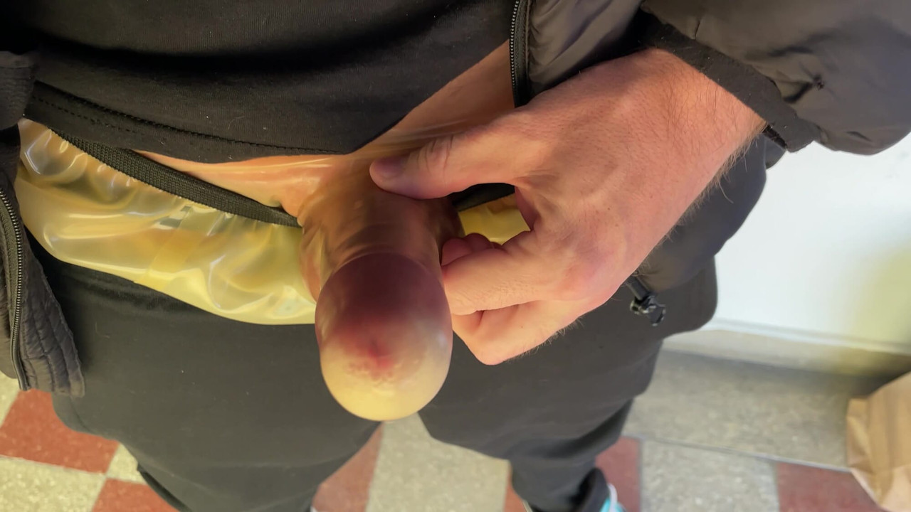 Съемка моей порции спермы в прозрачных латексных штанах-обноза члена