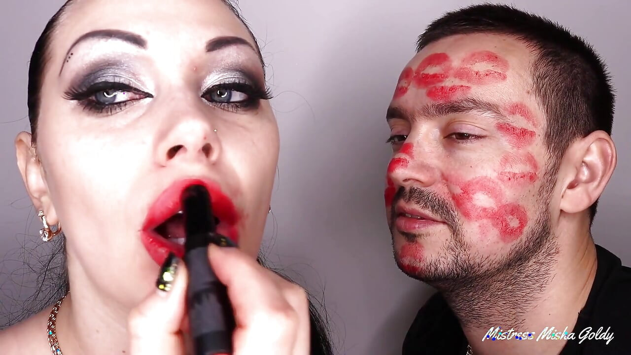 Cubriendo a Alex con fuertes lápices labiales rojos besos en toda su cara!