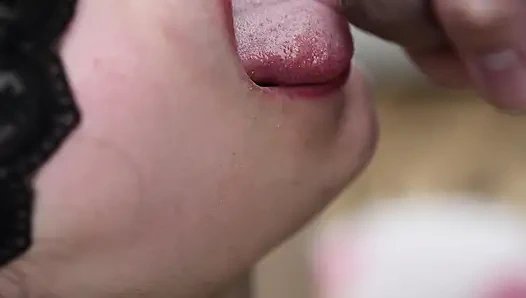 Камшот во рту и глотание спермы в супер любительском видео крупным планом