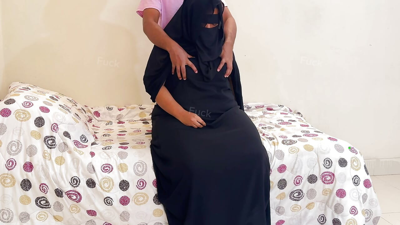 Enorme buceta larga saudita muçulmana rabuda e peitos grandes fodem enteado quando ela está sozinha no banheiro