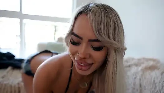 Luna luxe si cewek nakal ini lagi asik nyepong kontolku sampai luna luxe menganga lebar - lev lieben