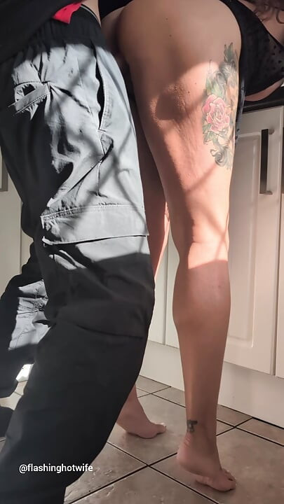 Esposa gostosa recebe outra torta de creme na cozinha