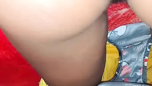 Büyük götlü Hintli kadın kocası tarafından sert sikişiyor, ilk gece sert yengeyi sikiyor, desi seks videosu.