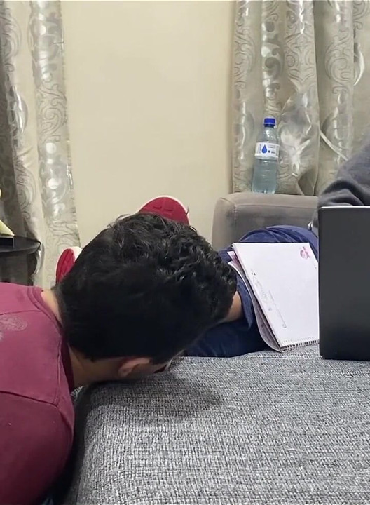 운동화를 깨끗이 핥는 동안 발 노예를 무시하는 Kiffa