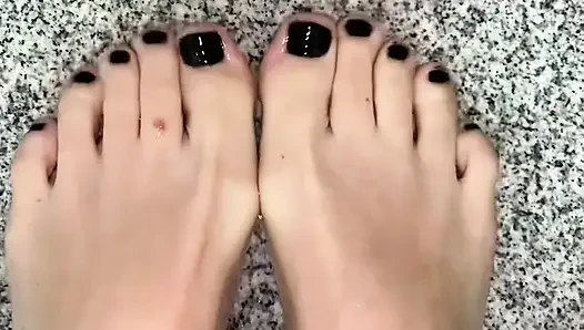 Kaki di dalam minyak tubuh
