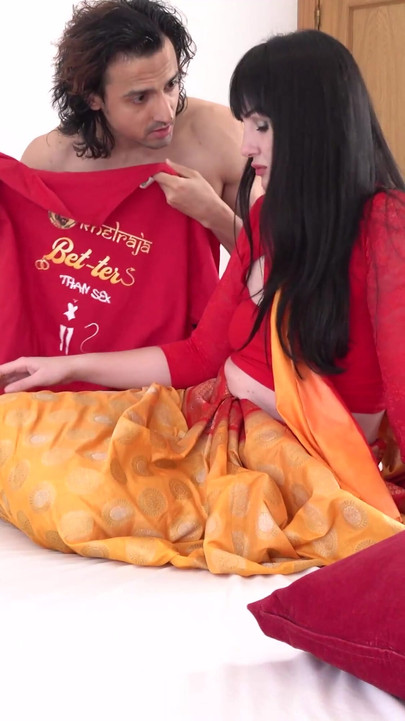 Zapanjujući trenutak iz filma "Velika guza MILF Bhabhi u Sareeu analno jebana od napaljenog šogora"