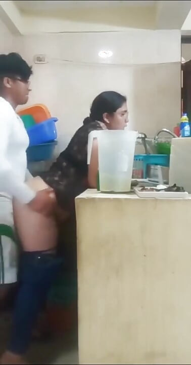 Empregada fodida por seu chefe, minha esposa quase nos pegou