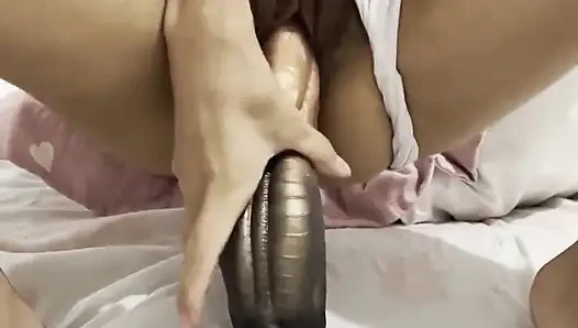 Heiße dünne latina reitet riesigen dildo und stöhnt lecker