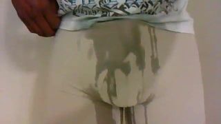 Pantalones cortos de bicicleta grises meando (video más antiguo)