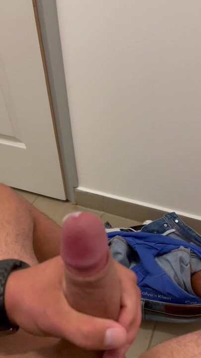 Jerk off in the office toilett