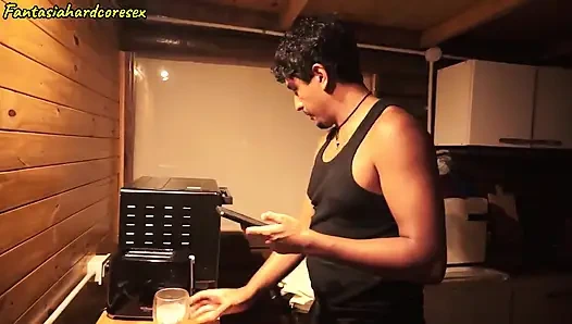 Pelatih pribadiku ereksi dan nggak sengaja kontolnya sampai crot di mulutku