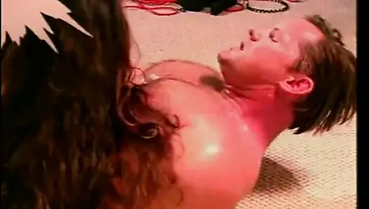 Memek dan pantat cewek sange rambut cokelat dientot habis-habisan