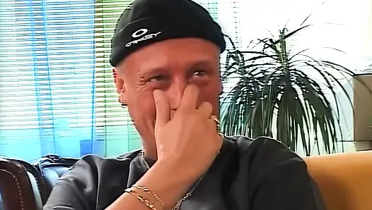 Блондинку-шлюшку жестко трахнули несколькими большими черными членами и покрытые спермой