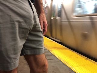 Hete macho trekt zich af in de metro