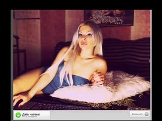 Une modèle russe de webcam parle avec un travesti