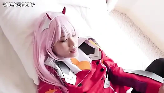Yırtık siyah taytlı kalın tatlı kız beni her ateşli hareketle daha derine çektiğinde cosplay acele modu.