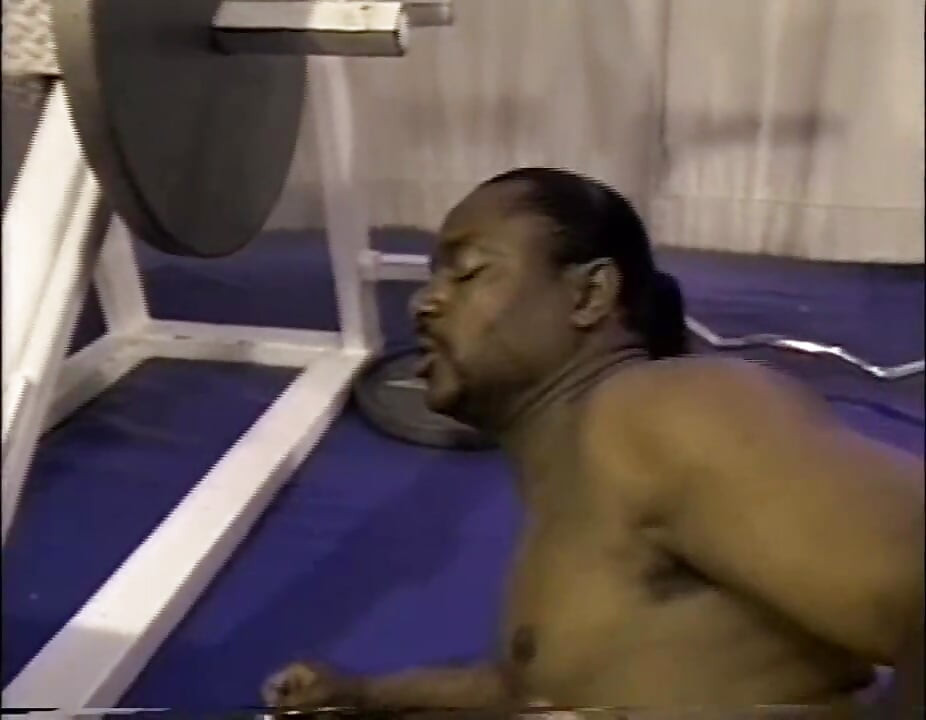 Mamă sexy neagră fantastică futută în sala de sport și umplută cu spermă pe țâțe de multe pule monstruoase