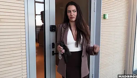 An Arrogant Australian Journalist Caught Spreading Fake News Live On Air And Fucked To Avoid Being Called Out !!!