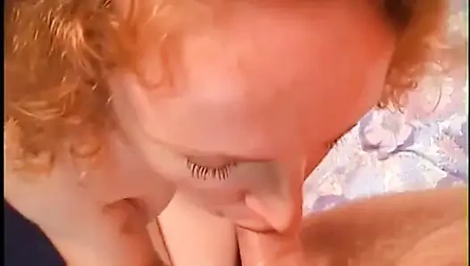 Cewek hot rambut merah lagi asik nyepong kontol dengan sensual