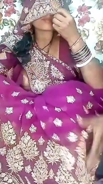 Khoảnh khắc quyến rũ từ "Bhabhi xinh đẹp mới cưới trở thành cô dâu bằng cách mặc saree mới, tôi đã thuyết phục Bhabhi đụ tôi"